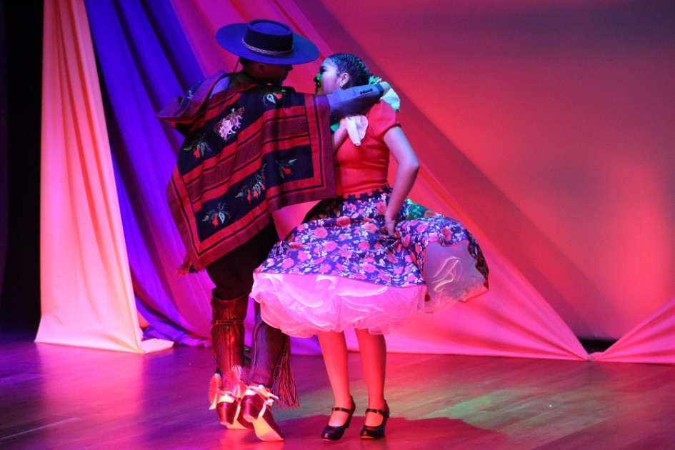 Los bailes típicos de la agrupación chilena sobresalieron en el escenario del auditorio Hernando Aristizábal Botero de Confa. Los bailes típicos de la agrupación chilena sobresalieron en el escenario del auditorio Hernando Aristizábal Botero de Confa.