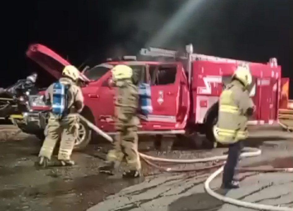 Bomberos acudieron de inmediato al sitio y apagaron el carro incendiado. 
