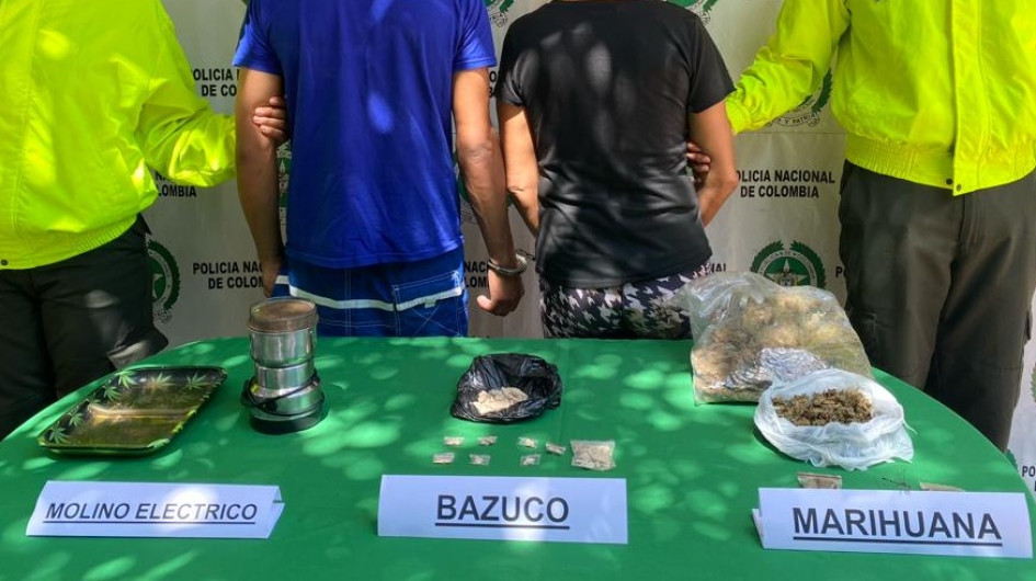 La Policía capturó en flagrancia a una mujer de 46 años y a su novio, de 21. Tenían en su posesión base de cocaína, marihuana y un molino eléctrico. La Policía capturó en flagrancia a una mujer de 46 años y a su novio, de 21. Tenían en su posesión base de cocaína, marihuana y un molino eléctrico.