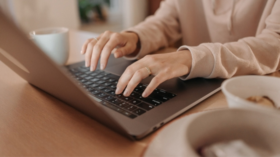 Como-responder-un-derecho-de-peticion Mujer tecleando en un computador portátil