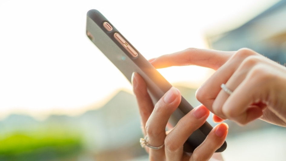Como-saber-mi-numero-Tigo Manos de una mujer sostienen un teléfono celular.