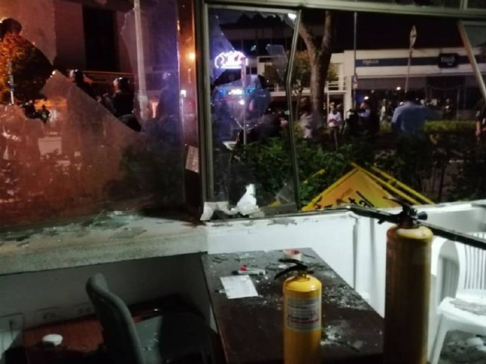 Ese día hubo destrozos en los CAI de Palermo y El Cable. Aprehendieron a tres personas. Ese día hubo destrozos en los CAI de Palermo y El Cable. Aprehendieron a tres personas.