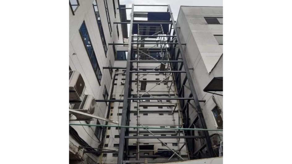 Esta es la estructura metálica en la que se soportaría el ascensor. La no culminación de la obra dio lugar al cierre de las Urgencias de la Clínica Ospedale el pasado martes. Esta es la estructura metálica en la que se soportaría el ascensor. La no culminación de la obra dio lugar al cierre de las Urgencias de la Clínica Ospedale el pasado martes.