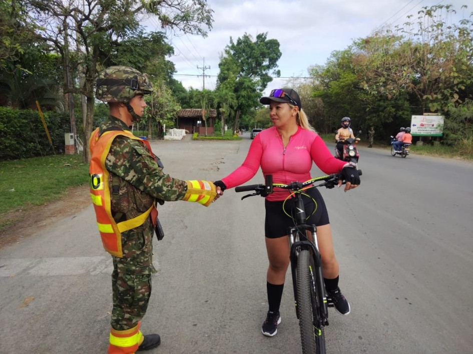 Hombres del Ejército y la Policía vigilan el casco urbano de Tuluá. Hombres del Ejército y la Policía vigilan el casco urbano de Tuluá.