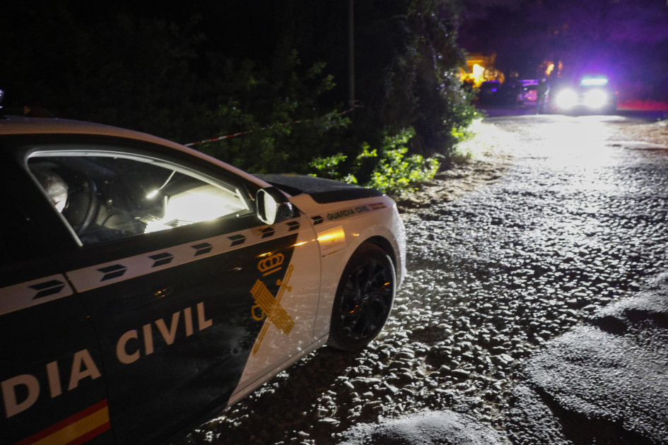 La Guardia Civil investiga el hallazgo de los cadáveres de tres hombres de nacionalidad colombiana que presentaban impactos de bala junto a un coche en Gola de Pujol, una zona cercana a El Saler, en Valencia (España). La Guardia Civil investiga el hallazgo de los cadáveres de tres hombres de nacionalidad colombiana que presentaban impactos de bala junto a un coche en Gola de Pujol, una zona cercana a El Saler, en Valencia (España).