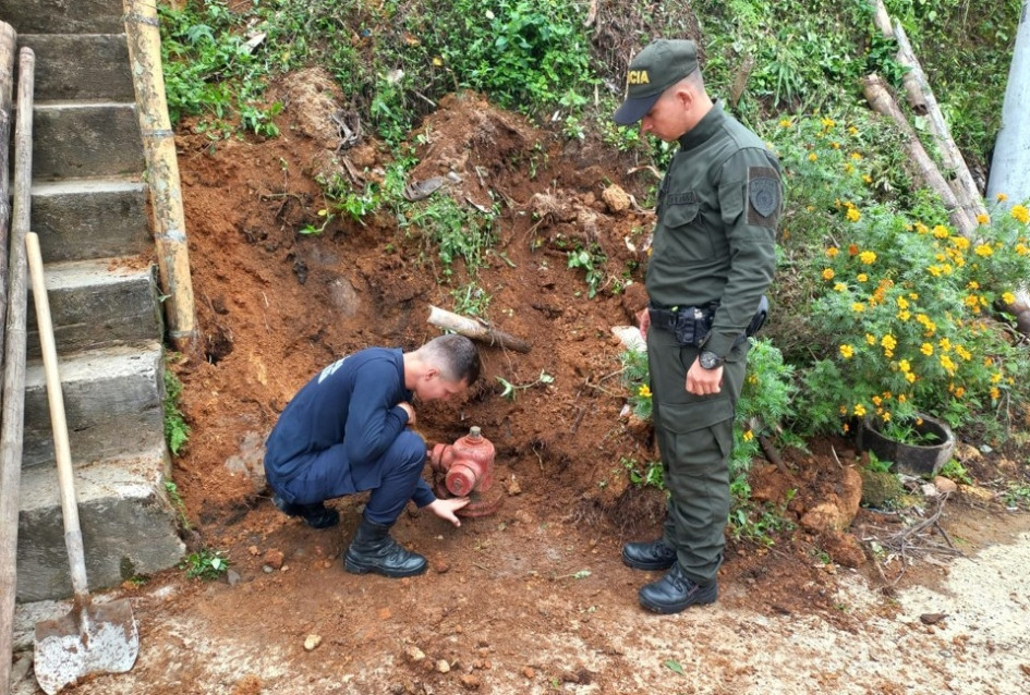 Uno de los cuatro hidrantes del corregimiento estaba cubierto por un pequeño derrumbe. También fue puesto en funcionamiento. Uno de los cuatro hidrantes del corregimiento estaba cubierto por un pequeño derrumbe. También fue puesto en funcionamiento.