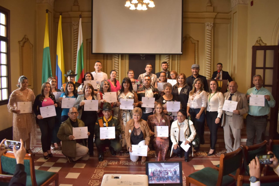Grupo de líderes con el certificado de gestores de paz. Para este año habrá una certificación en el Batallón Ayacucho y en la base militar de Puerto Salgar (Cundinamarca). Grupo de líderes con el certificado de gestores de paz. Para este año habrá una certificación en el Batallón Ayacucho y en la base militar de Puerto Salgar (Cundinamarca).