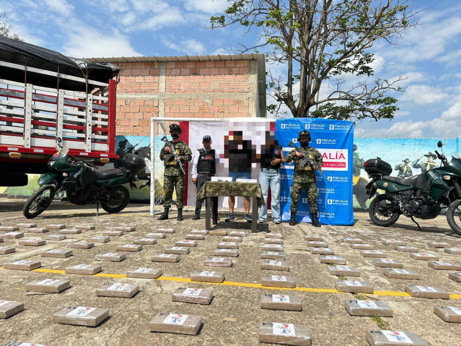 Aparte de incautar 1.200 kilogramos de cocaína, el Ejército capturó al conductor del vehículo que transportaba la droga, que intentó sobornar a los soldados. Aparte de incautar 1.200 kilogramos de cocaína, el Ejército capturó al conductor del vehículo que transportaba la droga, que intentó sobornar a los soldados.