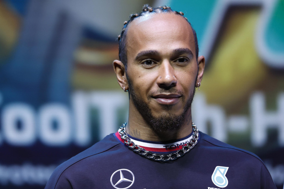 Lewis Hamilton, piloto inglés que deja la escudería alemana Mercedes para pasar a la italiana Ferrari. Lewis Hamilton, piloto inglés que deja la escudería alemana Mercedes para pasar a la italiana Ferrari.