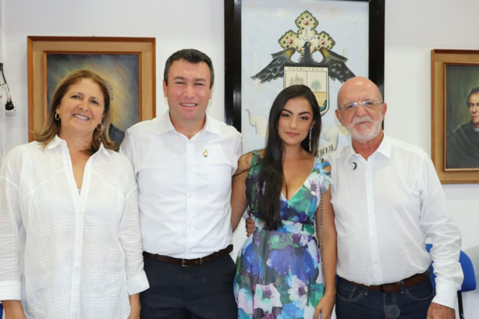 El alcalde de Pensilvania, Jesús Iván Ospina, y su esposa, Luisa Fernanda Zuluaga, se reunieron con el gobernador de Caldas, Henry Gutiérrez, y su esposa, Luz Estela Salazar. El alcalde de Pensilvania, Jesús Iván Ospina, y su esposa, Luisa Fernanda Zuluaga, se reunieron con el gobernador de Caldas, Henry Gutiérrez, y su esposa, Luz Estela Salazar.