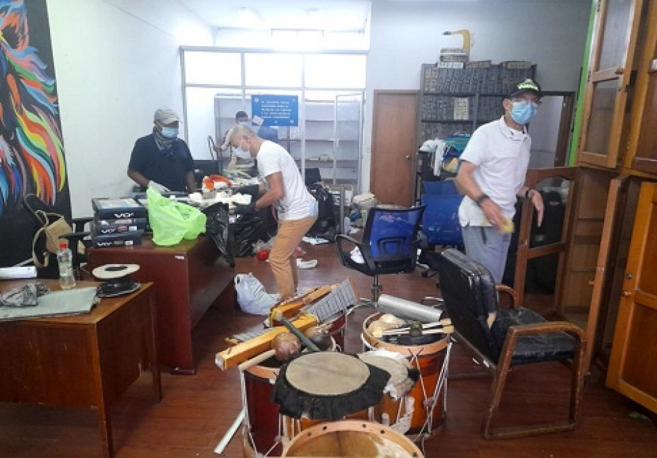 Gestores culturales voluntarios de Pensilvania limpiaron y organizaron la Casa de la Cultura del municipio.