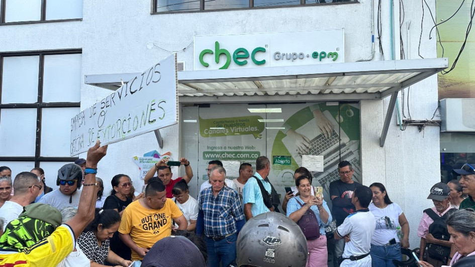 La manifestación frente a la sede de la Chec en La Dorada inició el miércoles a las 9:00 a.m. La manifestación frente a la sede de la Chec en La Dorada inició el miércoles a las 9:00 a.m.