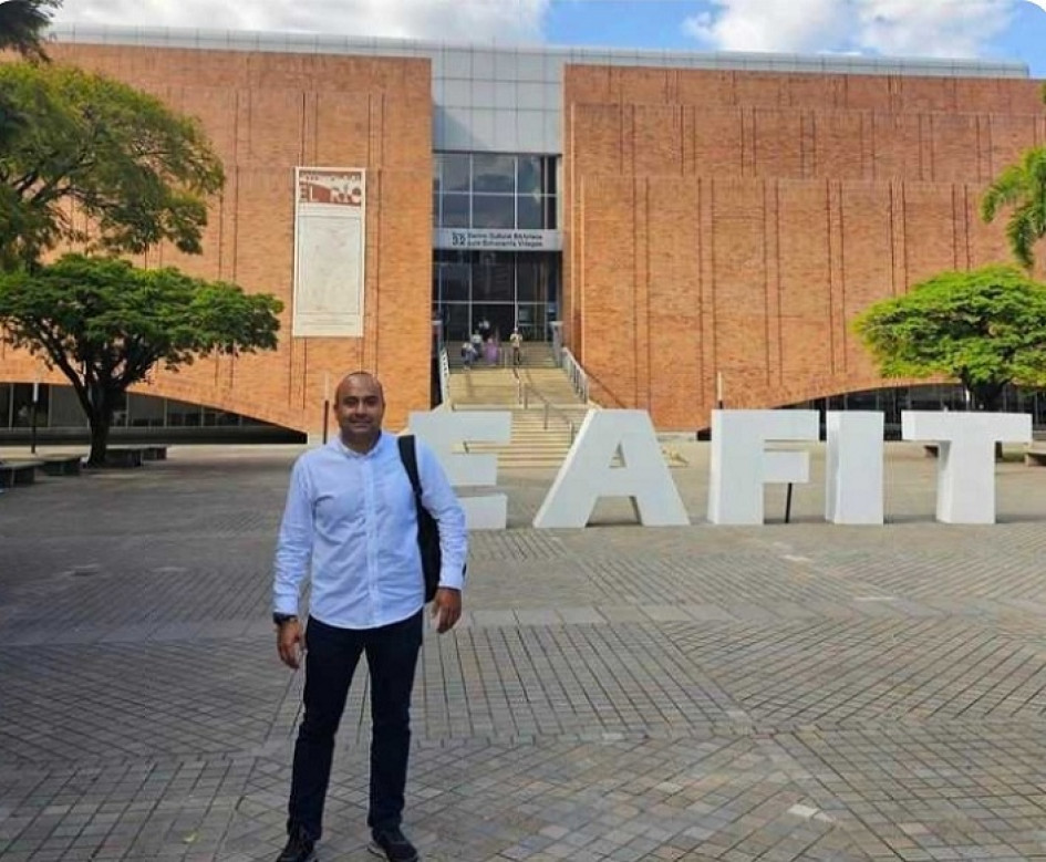 Marco Antonio Londoño Zuluaga en la Universidad Eafit de Medellín Marco Antonio Londoño Zuluaga en la Universidad Eafit de Medellín