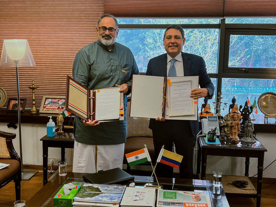 El ministro de Estado de Electrónica y Tecnologías de Información de India, Rajeev Chandrasekhar, y el ministro de las TIC, Mauricio Lizcano. El ministro de Estado de Electrónica y Tecnologías de Información de India, Rajeev Chandrasekhar, y el ministro de las TIC, Mauricio Lizcano.