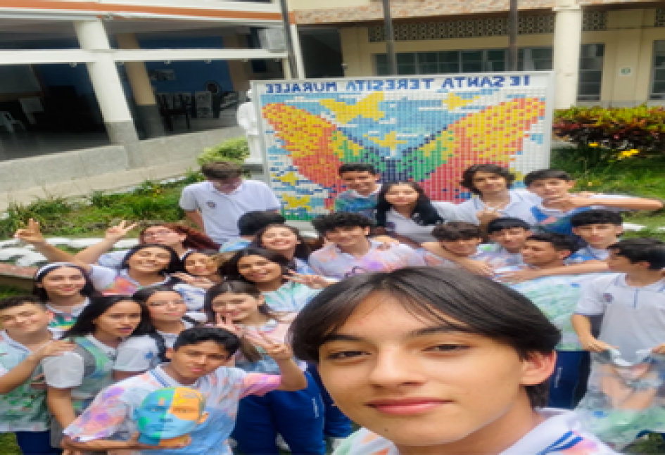 El grupo de estudiantes del colegio Santa Teresita que recicla las tintas de marcadores para decorar el plantel. El grupo de estudiantes del colegio Santa Teresita que recicla las tintas de marcadores para decorar el plantel.