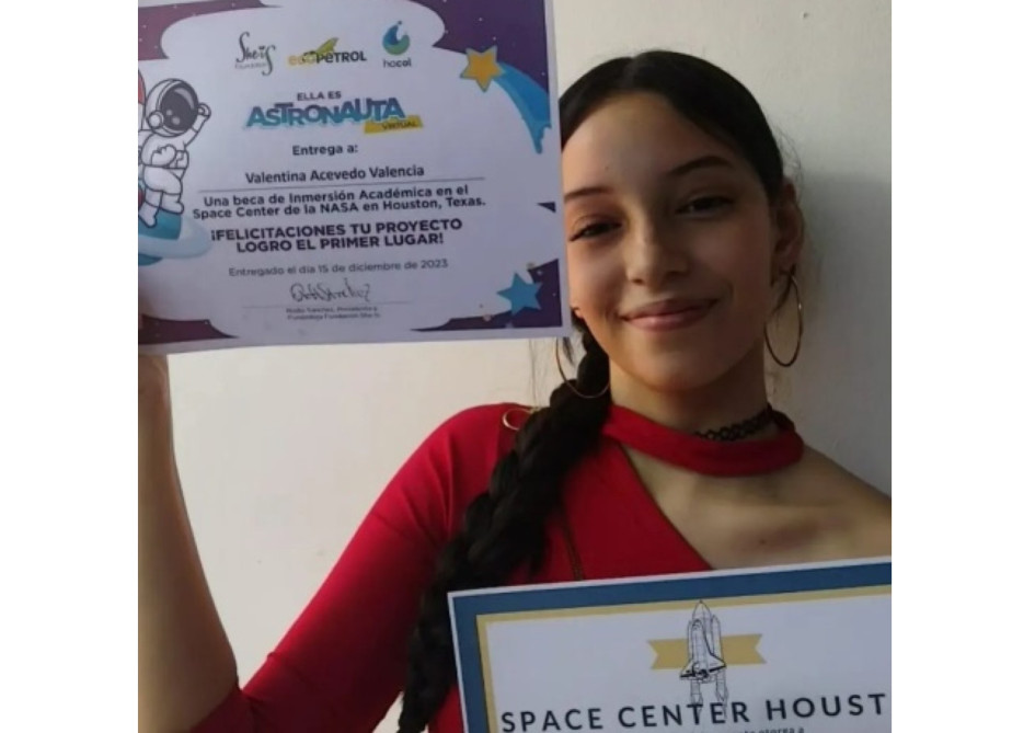 Valentina Acevedo Valencia, estudiante de grado once de la Institución Educativa Santa Teresita, posó junto a los certificados de la NASA. Valentina-acevedo-valencia-estudiante-de-grado-once-de-la-Institución-Educativa-Santa-Teresita