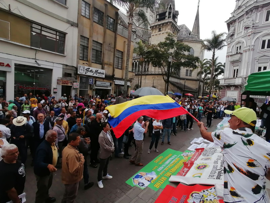 Plantón en la carrera 23 de Manizales, al frente del Palacio de Justicia, para exigir el nombramiento de la nueva fiscal General de la Nación. Plantón en la carrera 23 de Manizales, al frente del Palacio de Justicia, para exigir el nombramiento de la nueva fiscal General de la Nación.