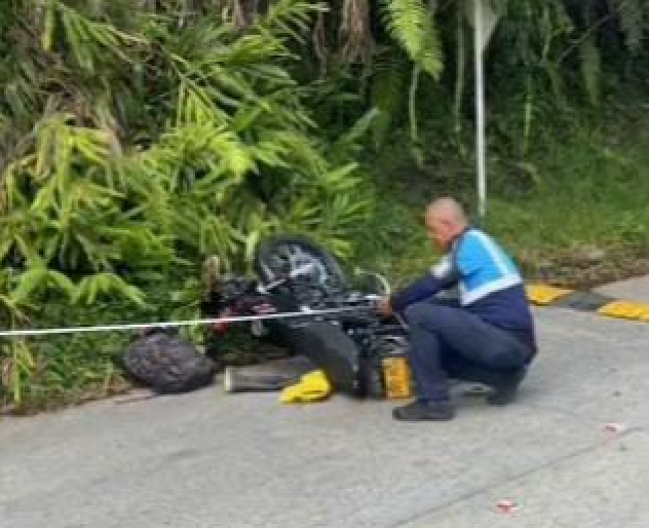 Esta es la moto que se chocó con la camioneta. Esta es la moto que se chocó con la camioneta.