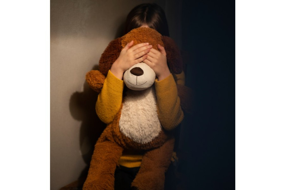 Caldas tuvo 22 casos por explotación a menores de edad en el 2022. Menor de edad escondida detrás de un oso de peluche
