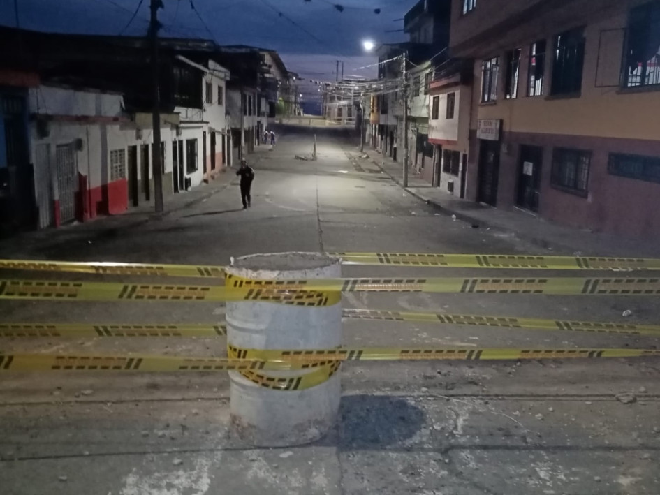 No hay paso para vehículos por la carrera 5 con calle 9 de las galerías de Chinchiná. Se debe a que hay un hueco de grandes proporciones en la mitad de la calle y la Alcaldía cerró para evitar accidentes. calle-cerrada-en-chinchina-caldas