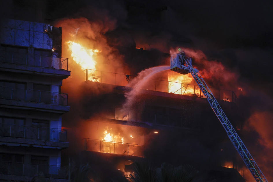 Bomberos trabajan en apagar incendio en un edificio de Valencia (España) Bomberos trabajan en apagar incendio en un edificio de Valencia (España)