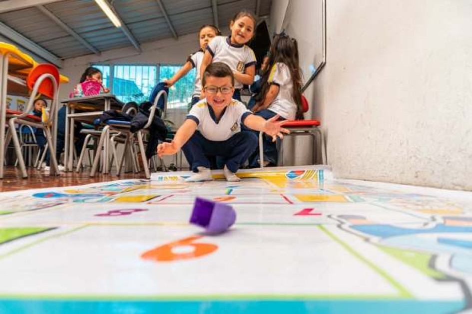 Con la expedición del Decreto 1411 de 2022, el Ministerio de Educación Nacional establece las condiciones para que los servicios de educación inicial, oficiales y no oficiales, se brinden con atención integral y garanticen un servicio de calidad, centrado en la promoción del desarrollo de los niños y niñas menores de 6 años. Con la expedición del Decreto 1411 de 2022, el Ministerio de Educación Nacional establece las condiciones para que los servicios de educación inicial, oficiales y no oficiales, se brinden con atención integral y garanticen un servicio de calidad, centrado en la promoción del desarrollo de los niños y niñas menores de 6 años.