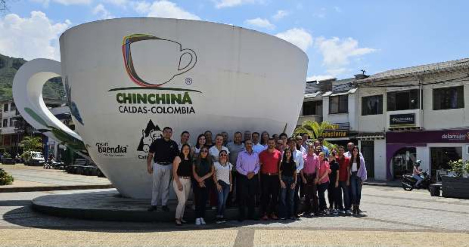 "El sello de la Uniminuto es la transformación social... Para eso fue que el padre Rafael García Herreros creó esta institución hace 32 años", dice el rector de la Uniminuto en Chinchiná, Bonel Mosquera, primero en la foto de izquierda a derecha en la emblemática taza de café en el Parque de Bolívar del municipio. 