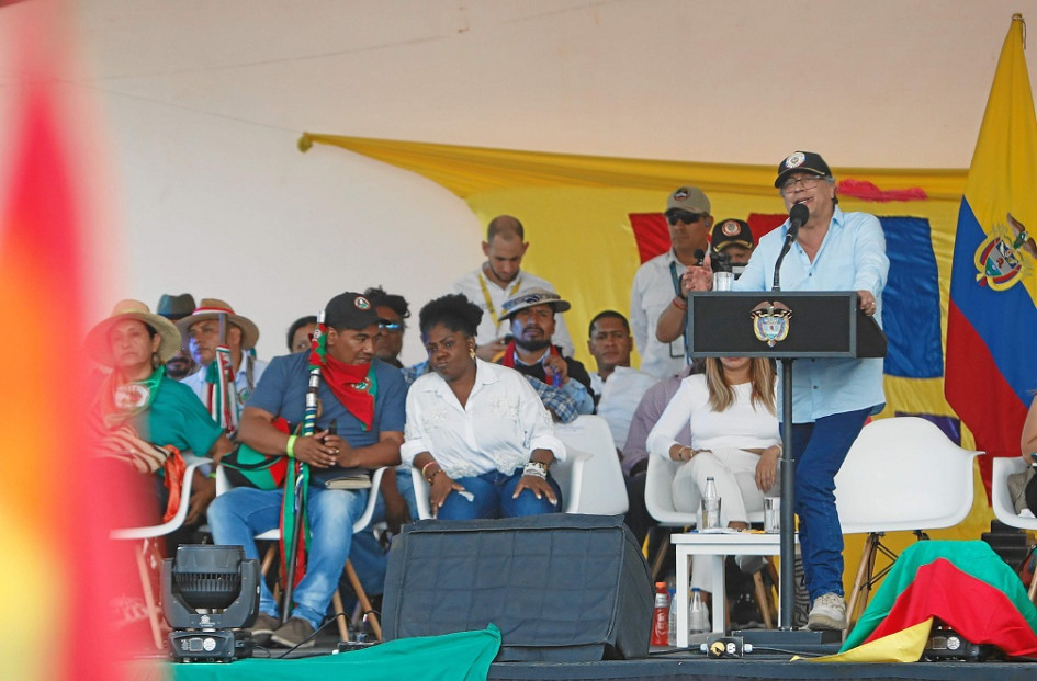 Gustavo Petro aseguró que "Colombia no se tiene que arrodillar" y que su triunfo en las elecciones presidenciales de 2022 "se respeta". Gustavo Petro aseguró que "Colombia no se tiene que arrodillar" y que su triunfo en las elecciones presidenciales de 2022 "se respeta".
