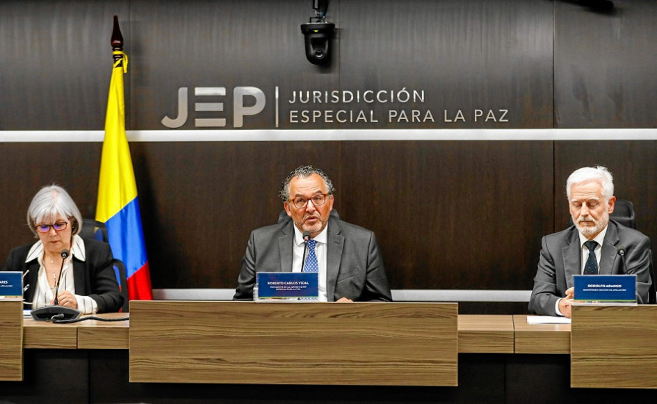 El presidente de la Jurisdicción Especial para la Paz (JEP), magistrado Roberto Vidal, acompañado de la presidenta de la sección de apelación de la JEP, magistrada Patricia Linares; y del magistrado de la sección de apelación de la JEP, Rodolfo Arango, anuncia que ese tribunal decidirá sobre la libertad del exjefe paramilitar Salvatore Mancuso. El presidente de la Jurisdicción Especial para la Paz (JEP), magistrado Roberto Vidal, acompañado de la presidenta de la sección de apelación de la JEP, magistrada Patricia Linares; y del magistrado de la sección de apelación de la JEP, Rodolfo Arango, anuncia que ese tribunal decidirá sobre la libertad del exjefe paramilitar Salvatore Mancuso.