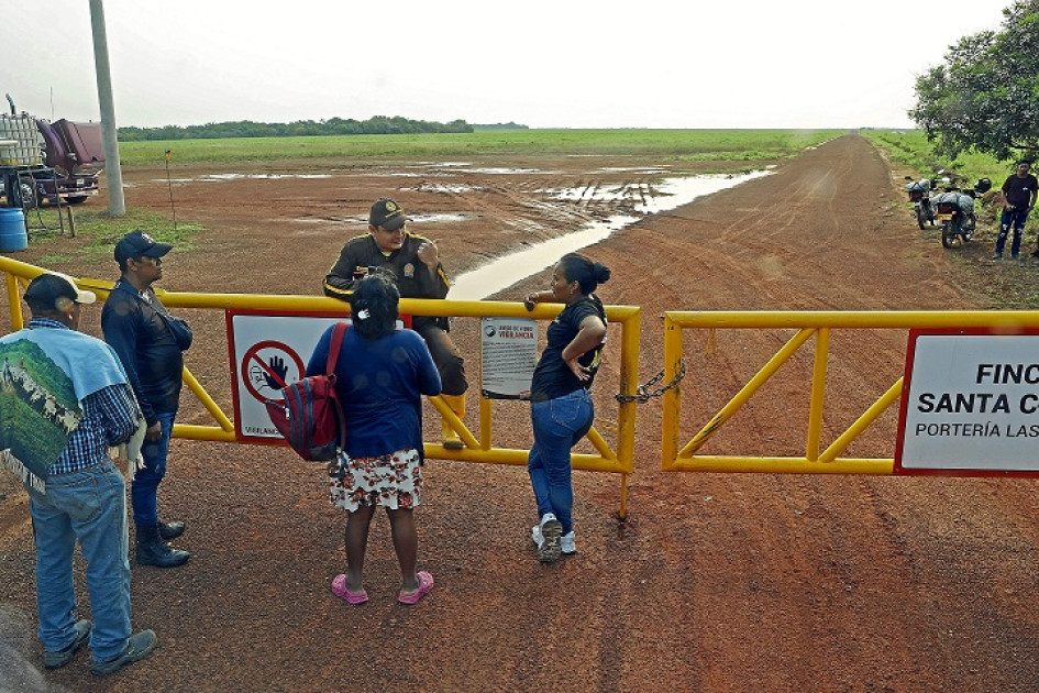 Foto | EFE | LA PATRIA Indígenas sikuanis hablan con un vigilante en la finca Santa Clara, propiedad de la empresa cárnica La Fazenda, para que les permitan llegar a sus resguardos pero no se los permiten, en Puerto Gaitán (Meta). Foto | EFE | LA PATRIA Indígenas sikuanis hablan con un vigilante en la finca Santa Clara, propiedad de la empresa cárnica La Fazenda, para que les permitan llegar a sus resguardos pero no se los permiten, en Puerto Gaitán (Meta).
