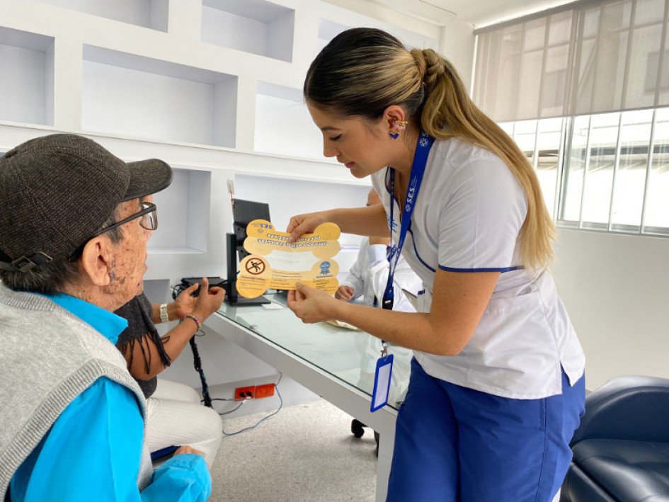 La educación al usuario y sus familiares, componente esencial de la ruta de atención de fracturas por fragilidad ósea. La educación al usuario y sus familiares, componente esencial de la ruta de atención de fracturas por fragilidad ósea.