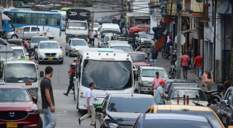 Transeúntes y conductores ven con buenos ojos la movilidad de la ciudad. No obstante, en el barrio Alta Suiza, el Centro y el parque Liborio siguen los reportes por mal parqueo. Piden a la Administración municipal tomar medidas para los infractores en estos sectores. Transeúntes y conductores ven con buenos ojos la movilidad de la ciudad. No obstante, en el barrio Alta Suiza, el Centro y el parque Liborio siguen los reportes por mal parqueo. Piden a la Administración municipal tomar medidas para los infractores en estos sectores.