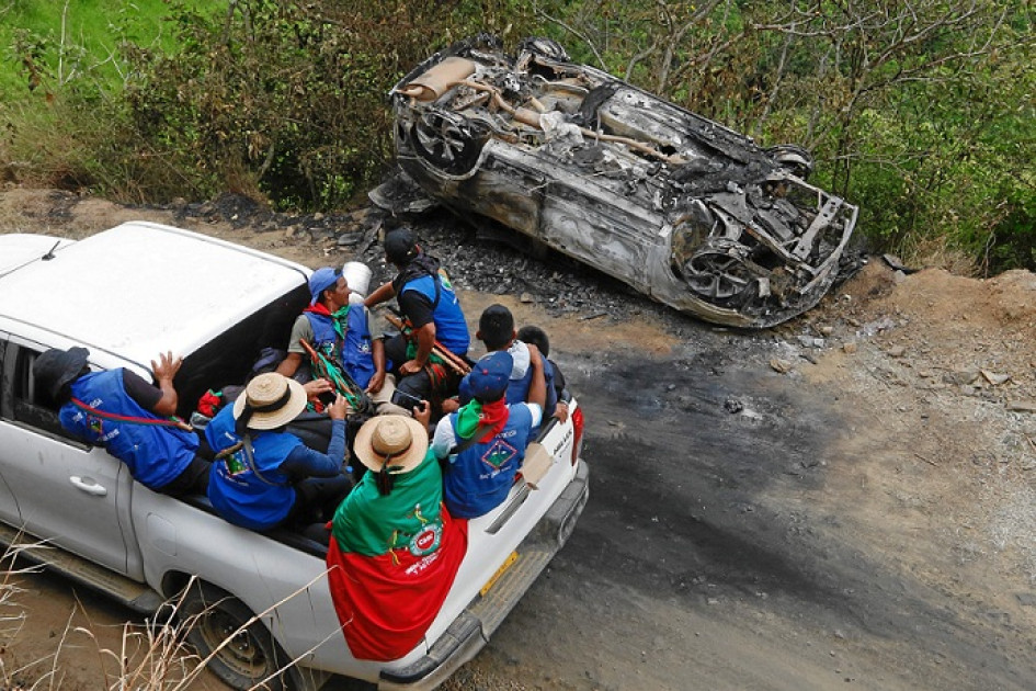 La guardia indígena, portando nada más que sus bastones de mandos, patrulla por el territorio en camionetas para que la presencia territorial mantenga lejos de sus resguardos a los armados. La guardia indígena, portando nada más que sus bastones de mandos, patrulla por el territorio en camionetas para que la presencia territorial mantenga lejos de sus resguardos a los armados.