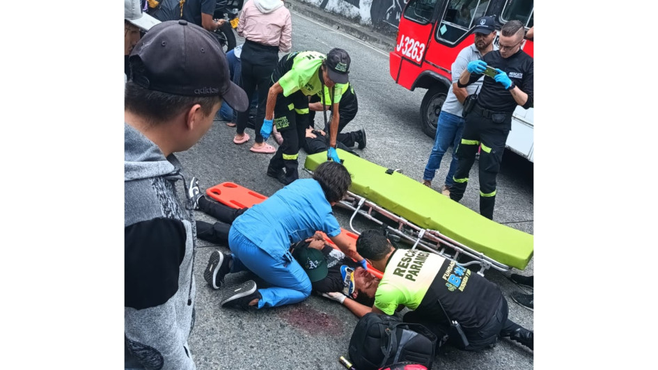Una moto atropelló a una mujer en la avenida del Centro de Manizales. El motociclista y la transeúnte resultaron lesionados. Una moto atropelló a una mujer en la avenida del Centro de Manizales. El motociclista y la transeúnte resultaron lesionados.
