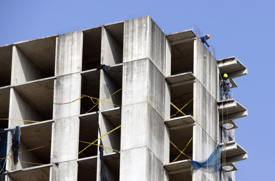 Obreros trabajan en el desmonte gradual de la estructura del edifico Aquarela este viernes, en Cartagena (Colombia).