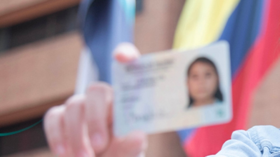 Como-saber-mi-numero-de-tarjeta-de-identidad Manos sosteniendo una tarjeda de identidad colombiana