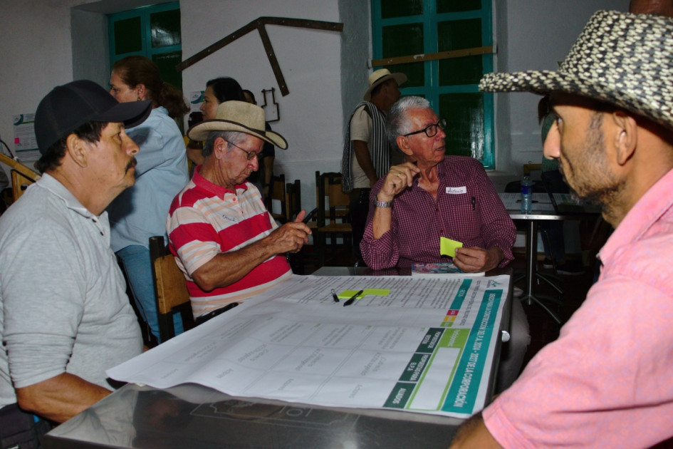Mesa de trabajo con la comunidad para conformar el Plan de Acción de Corporcaldas para los próximos cuatro años.
