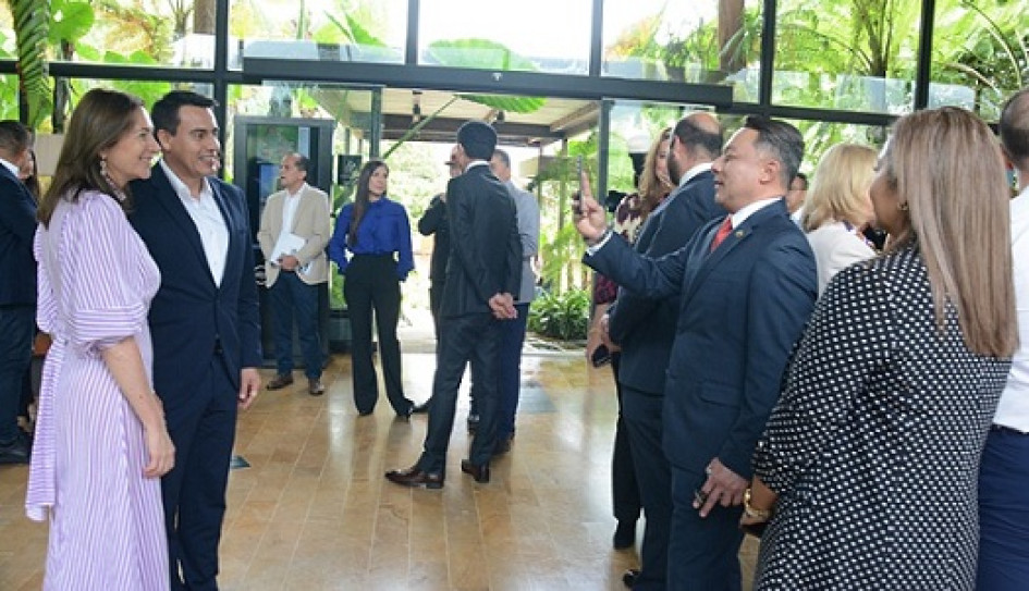 Germán Banacek Álvarez Oviedo, embajador en Colombia de El Salvador, dejó su cargo por un momento para registrar a su colega panameña. Germán Banacek Álvarez Oviedo, embajador en Colombia de El Salvador, dejó su cargo por un momento para registrar a su colega panameña.