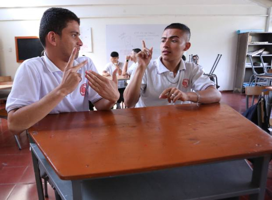 Los estudiantes sordos Daniel Felipe Soto, elegido personero, y Juan Diego Mejía, contralor, con su profesora de matemáticas, Ingrid Eliana Suárez, y la intérprete Yuri Alejandra González. Los estudiantes sordos Daniel Felipe Soto, elegido personero, y Juan Diego Mejía, contralor, con su profesora de matemáticas, Ingrid Eliana Suárez, y la intérprete Yuri Alejandra González.