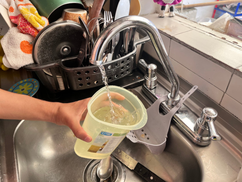 El agua que bebe de la llave no es inocua. Hiérvala primero. Salud