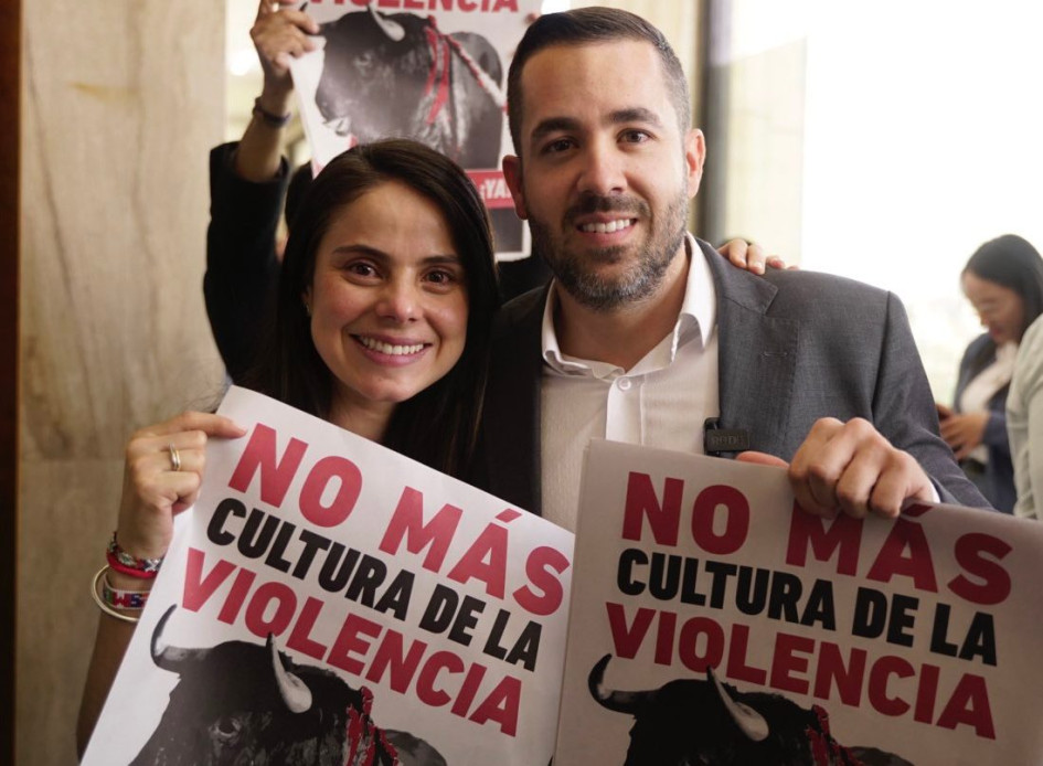Esmeralda Hernández, senadora del Pacto Histórico, acompañada del representante a la Cámara Alejandro García. Esmeralda Hernández, senadora del Pacto Histórico, acompañada del representante a la Cámara Alejandro García.