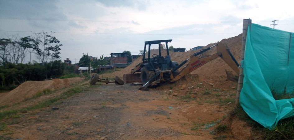 "Hay trabajadores que se están llevando materiales como parte de pago porque no les dan respuesta", dijo un empleado que prefirió mantener el anonimato. En la imagen se ve una excavadora desvalijada en el frente de obra de Palestina (Caldas). "Hay trabajadores que se están llevando materiales como parte de pago porque no les dan respuesta", dijo un empleado que prefirió mantener el anonimato. En la imagen se ve una excavadora desvalijada en el frente de obra de Palestina (Caldas).