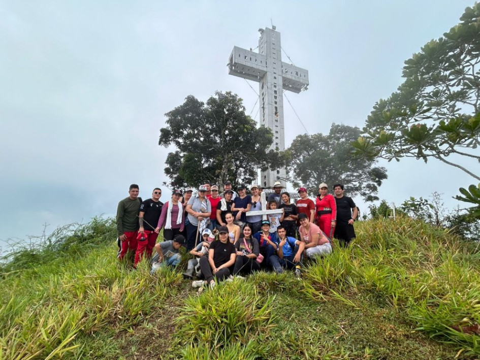 El grupo que subió el Jueves Santo al monumento de la Cruz de La Iguana.
