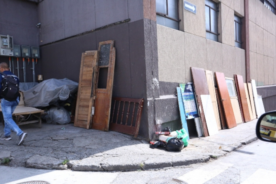 Tablas y muebles son puestos semanalmente en los andenes de la carrera 25 con calle 17. Foto Luis Fernando Trejos /Q'HUBO Tablas y muebles son puestos semanalmente en los andenes de la carrera 25 con calle 17. Foto Luis Fernando Trejos /Q'HUBO