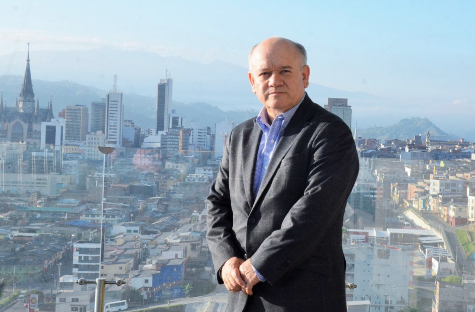 En su visita hace dos semanas a Manizales, el presidente de la Corte Constitucional, el manizaleño José Fernando Reyes subió a lo más alto de la Torre Emblemática de la Universidad de Manizales En su visita hace dos semanas a Manizales, el presidente de la Corte Constitucional, el manizaleño José Fernando Reyes subió a lo más alto de la Torre Emblemática de la Universidad de Manizales