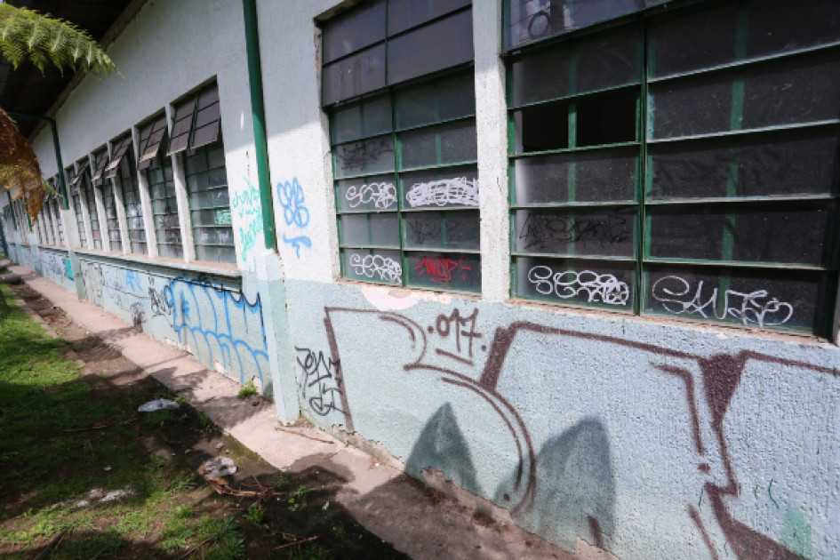 En ventanas y muros se ven plasmados en gran mayoría los grafitis y garabatos Foto Luis Fernando Trejos /Q'HUBO En ventanas y muros se ven plasmados en gran mayoría los grafitis y garabatos Foto Luis Fernando Trejos /Q'HUBO