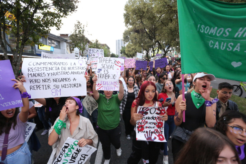 Fueron cerca de 500 mujeres que estuvieron presentes en el Parque Luz Marina Zuluaga. La Alcaldía realizó homenaje y después colectivos feministas marcharon. Fueron cerca de 500 mujeres que estuvieron presentes en el Parque Luz Marina Zuluaga. La Alcaldía realizó homenaje y después colectivos feministas marcharon.