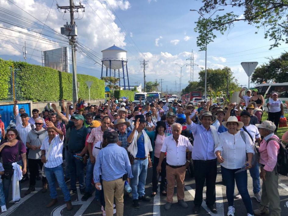 El miércoles varios cafeteros se reunieron en Armenia para insistir en la mala situación económica que enfrentan. El miércoles varios cafeteros se reunieron en Armenia para insistir en la mala situación económica que enfrentan.