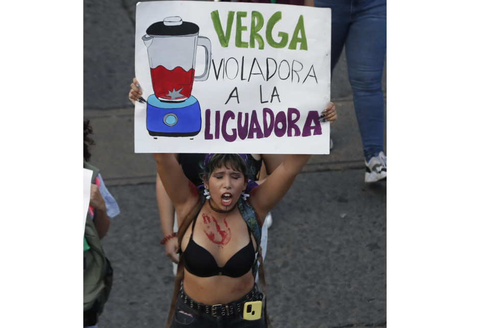 Cientos de mujeres marchan en Colombia para reivindicar derechos y exigir vivir sin violencia, algunas de las manifestantes enviaron mensajes contundentes.