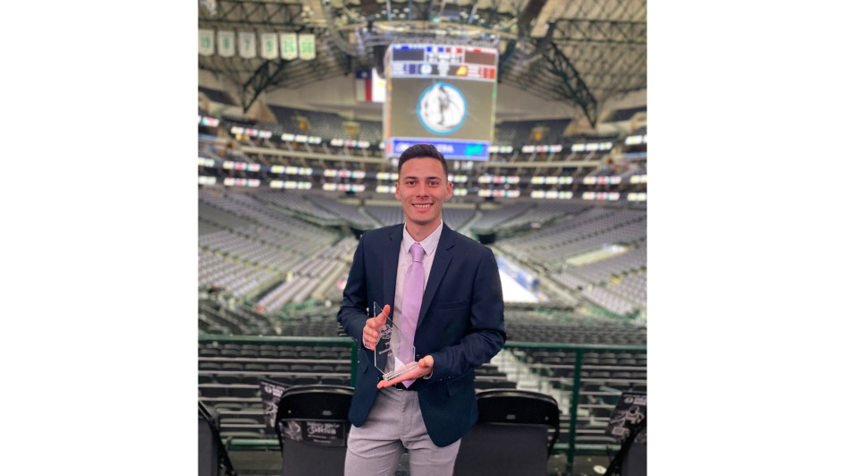 Nicolás Cortés con el trofeo que recibió por llegar al segundo puesto.  